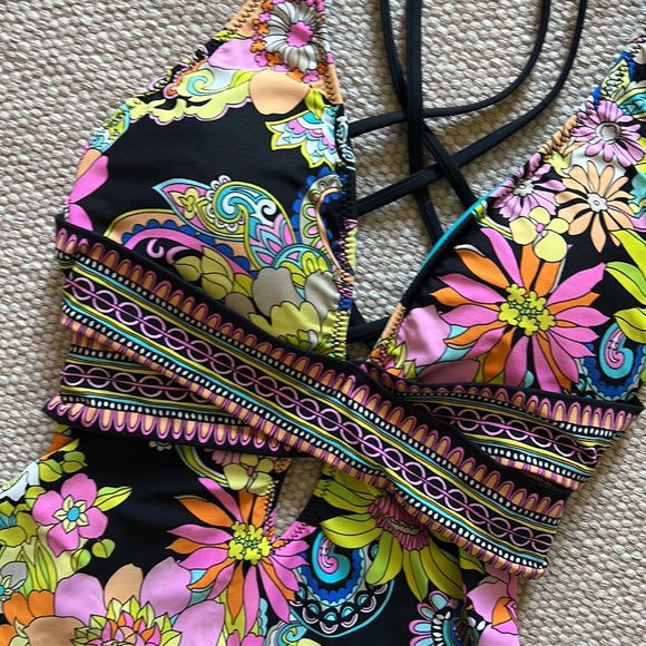 Trina Turk Keyhole One-piece Bathingsuit - Picture 2 of 4